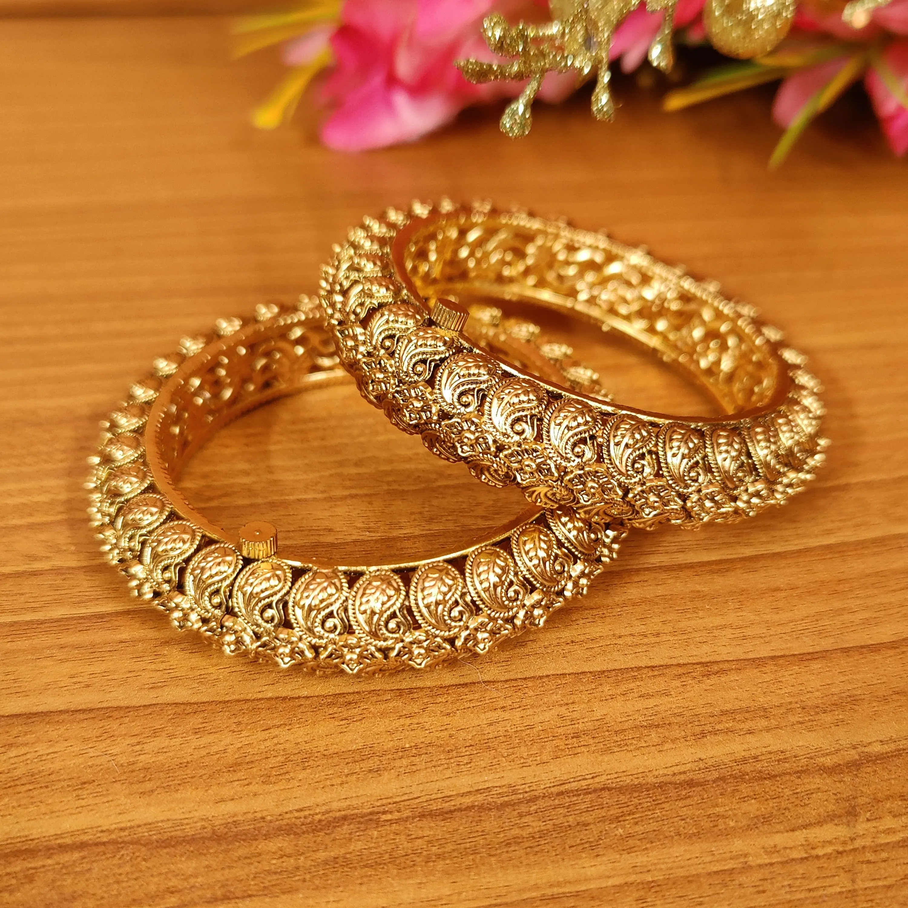 ANTIQUE GOLD PLATED PAISLEY OPENABLE BANGLES