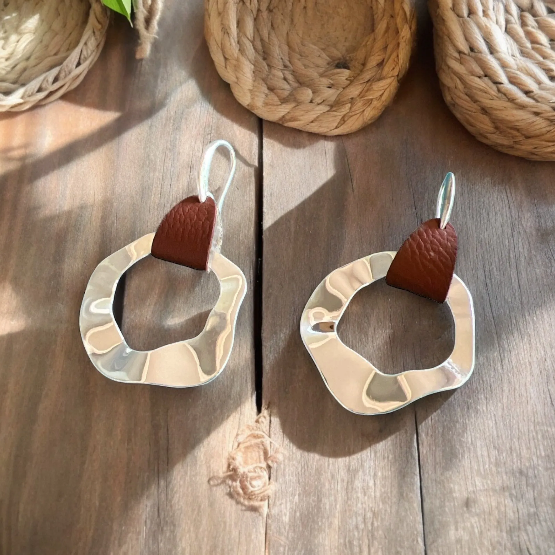 Geometric Swirl Silver & Leather Earrings: Modern & Stylish Accessories