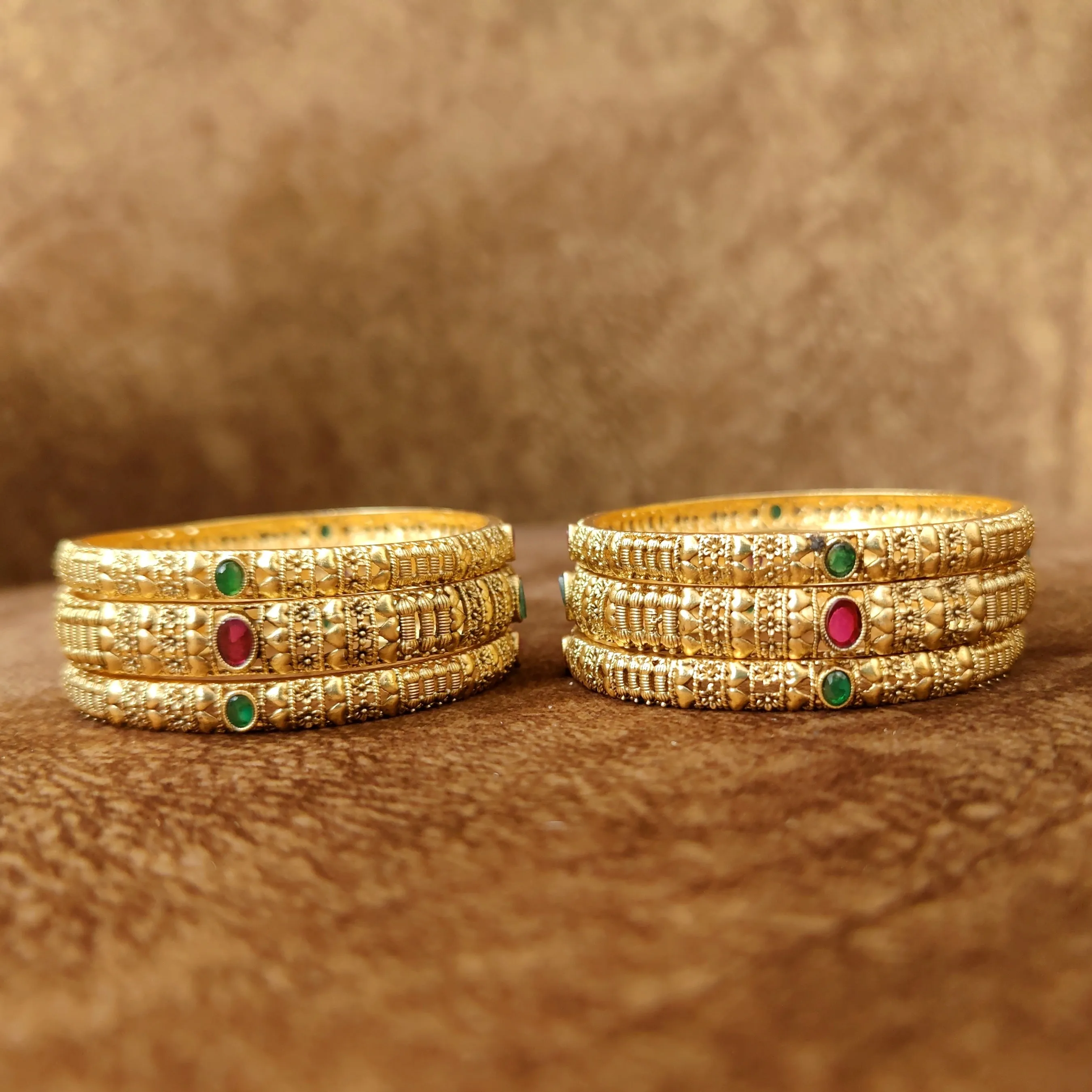 GOLD PATTERN RUBY & EMERALD SET OF 6 BANGLES