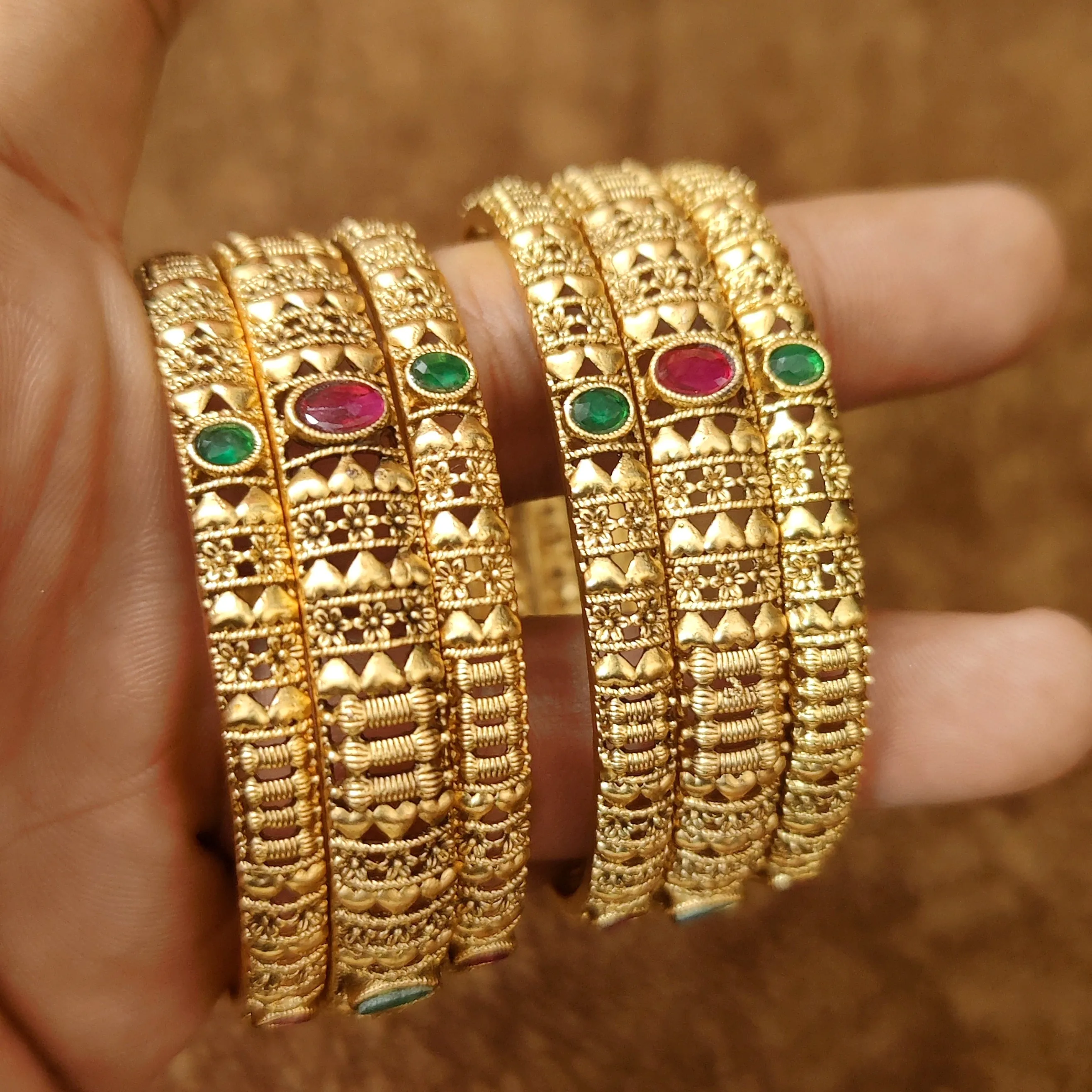 GOLD PATTERN RUBY & EMERALD SET OF 6 BANGLES