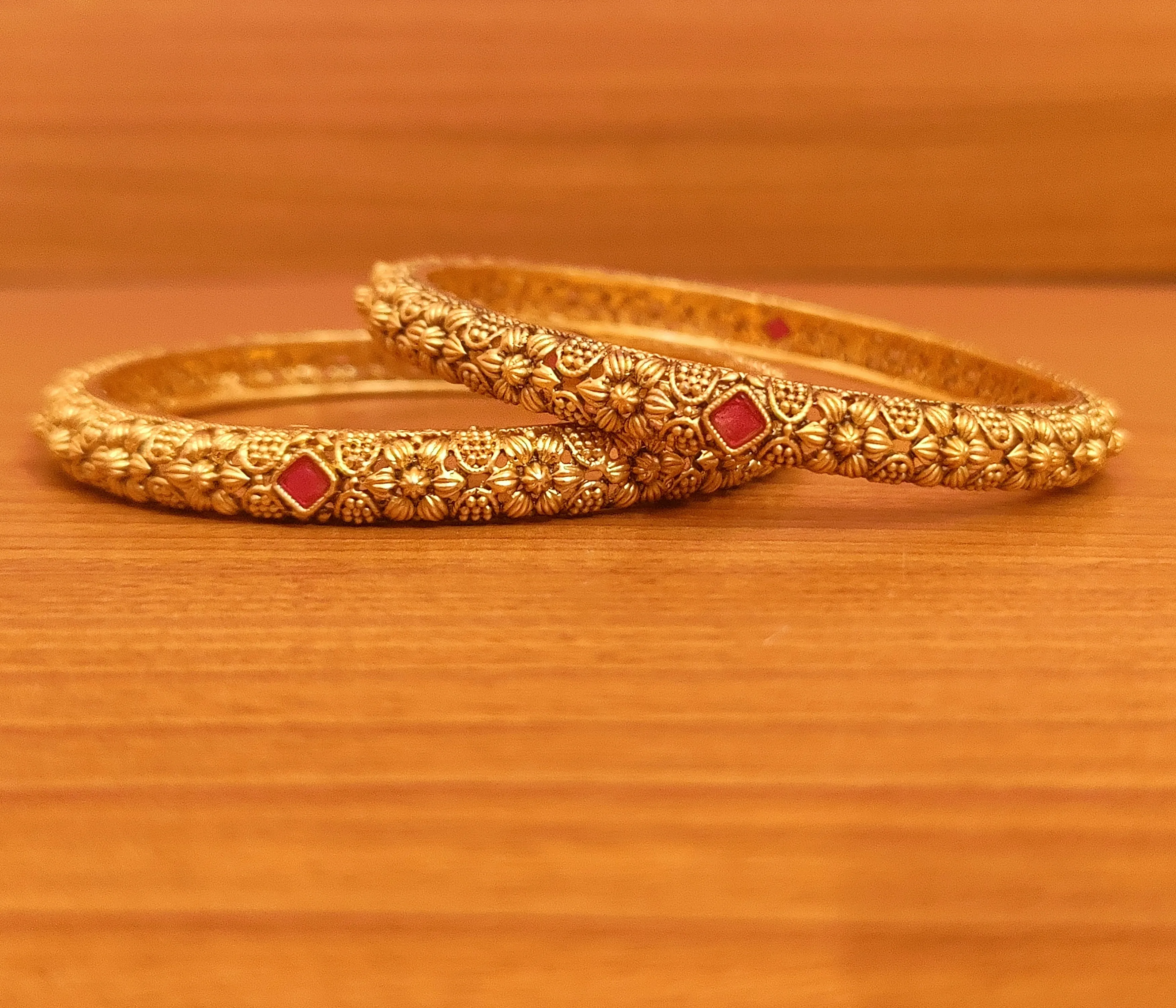 MATT GOLD LOOK RUBY FLOWER BANGLES