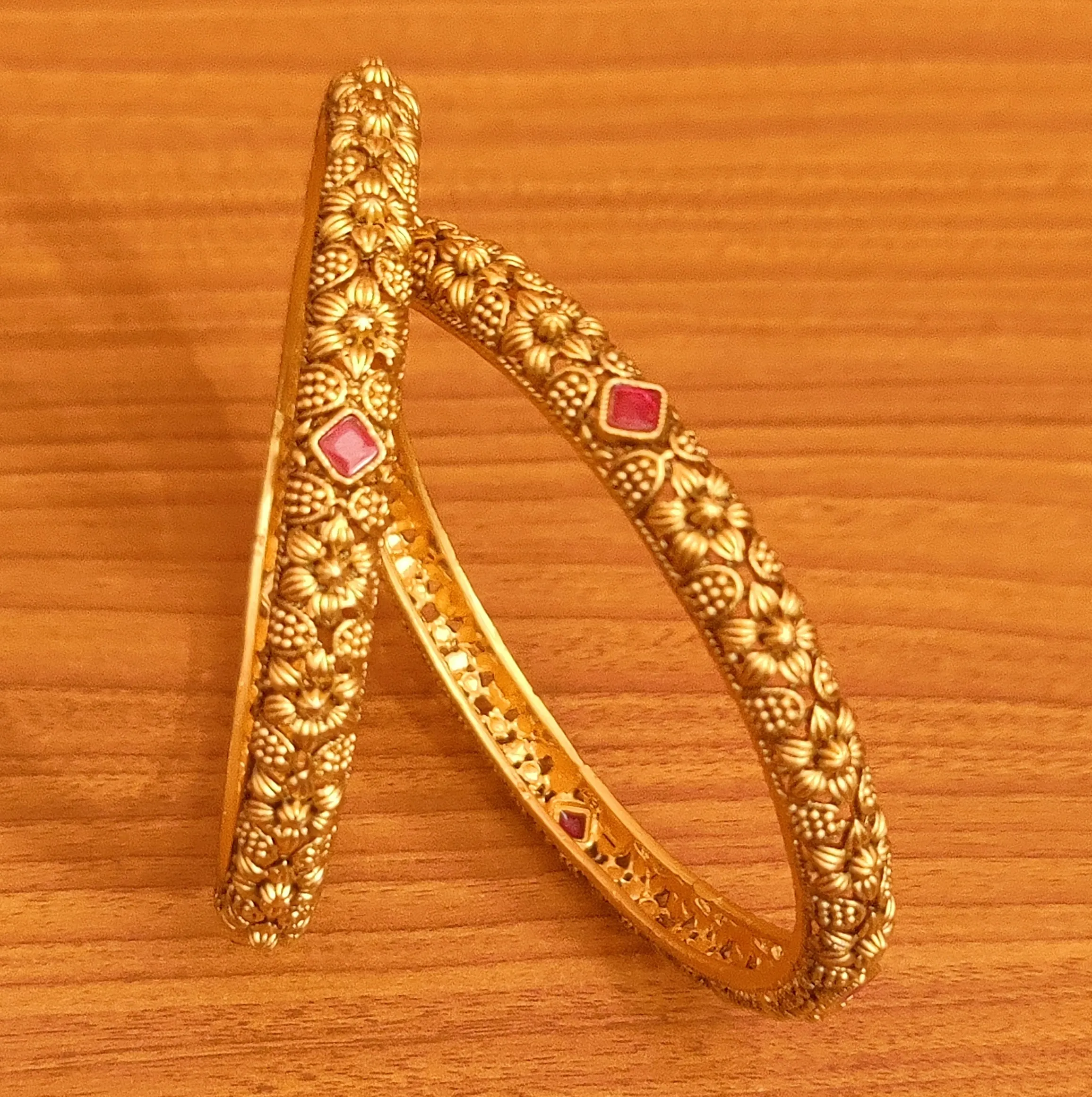 MATT GOLD LOOK RUBY FLOWER BANGLES