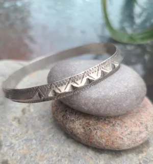 Moroccan vintage high grade silver bangle notched 1